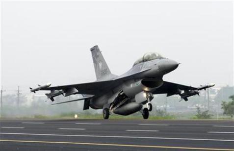 F16 TNI AU Paksa Mendarat Ethiopian Air di Batam